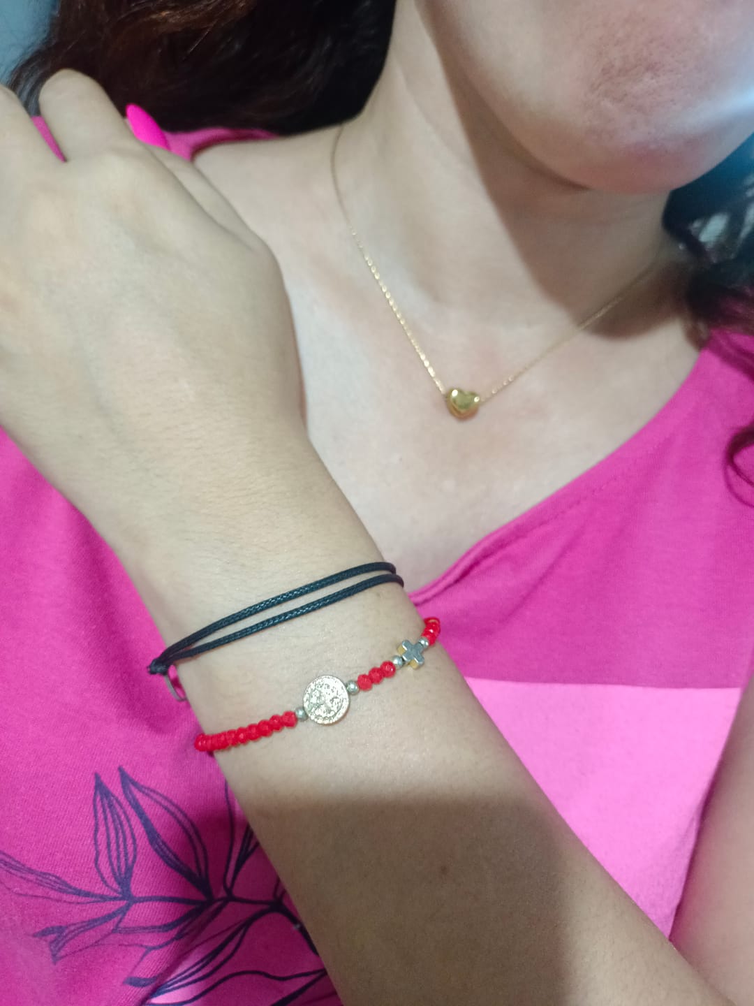 Customer photo review of Pulsera Chaquiras Con San Benito y Cruz