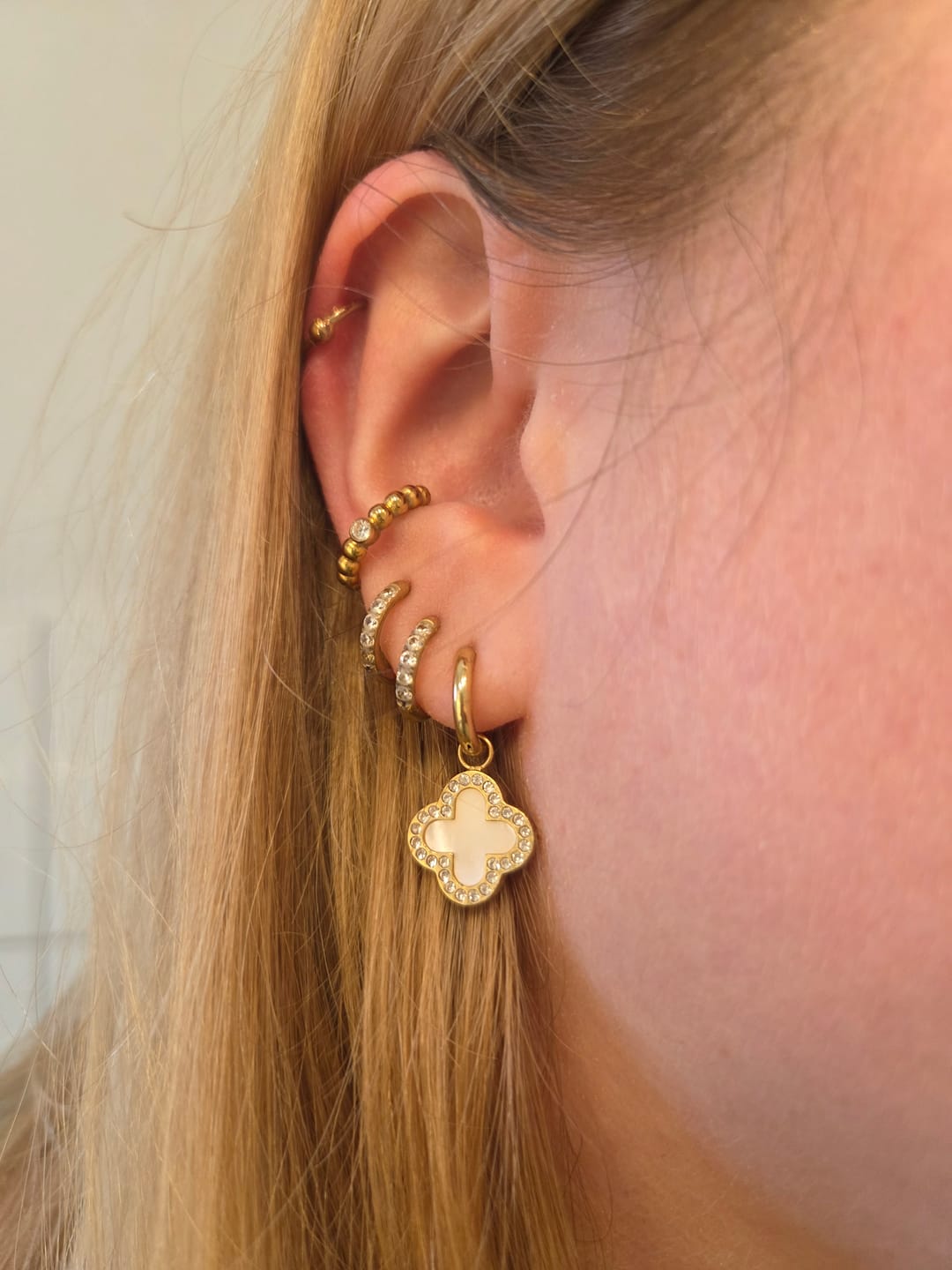 Customer photo review of Pave Perlmutt Lucky Leaf Ohrringe 14K Vergoldet