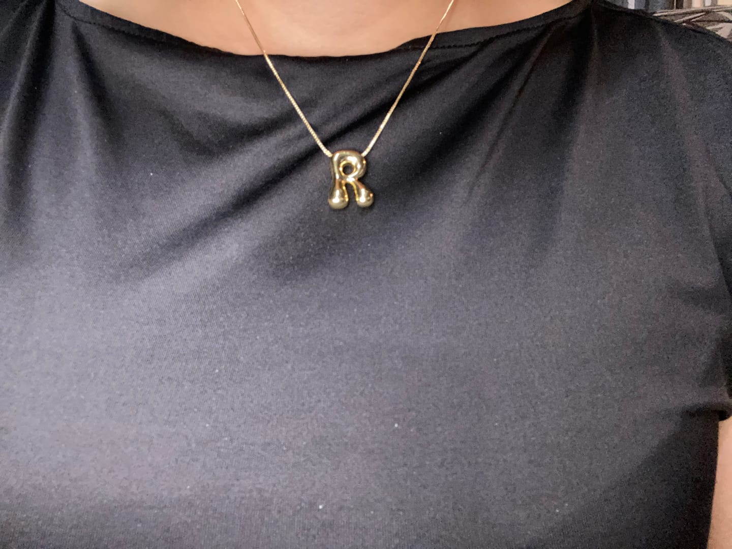 Customer photo review of Collar Inicial Bubble Dorado