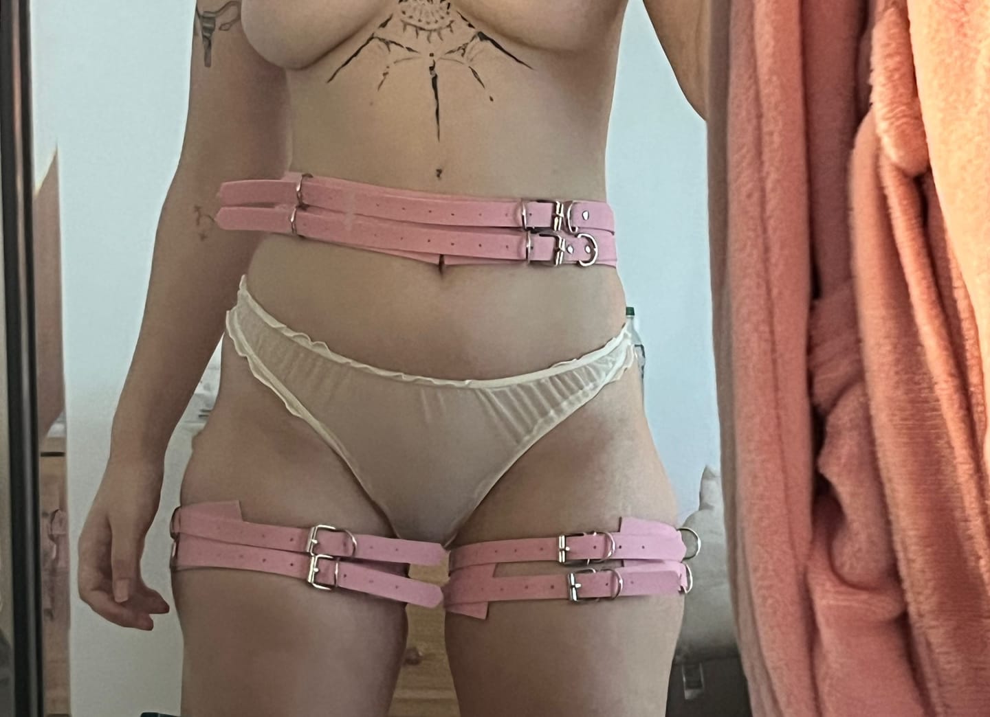 Customer photo review of Kinky BDSM Bondage Gürtel Bein Oberschenkel