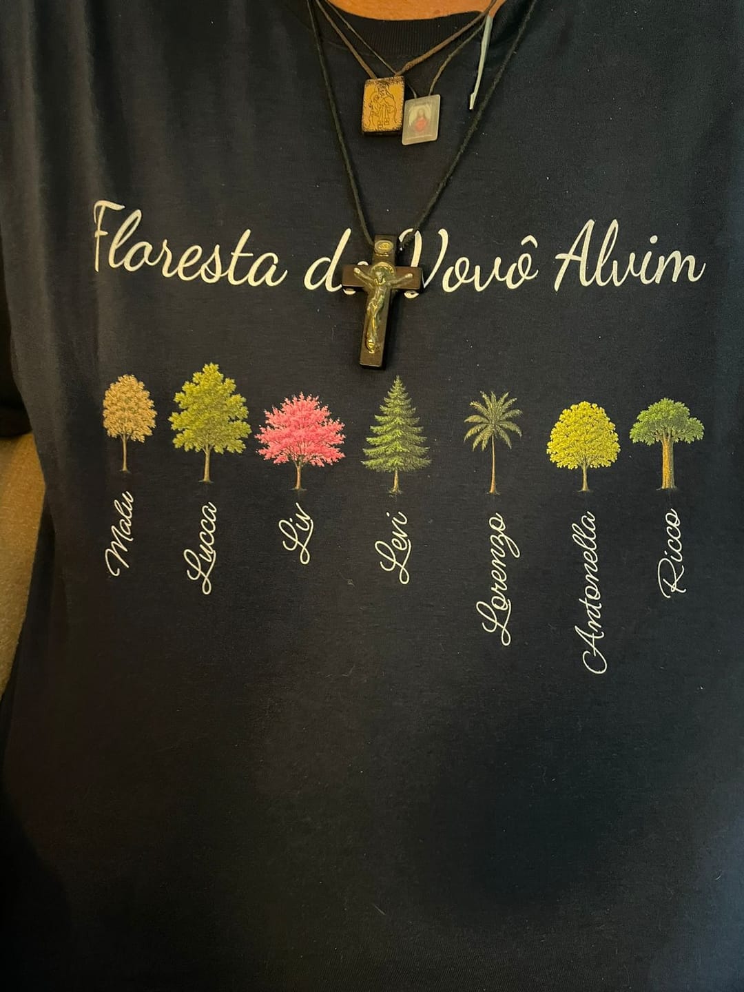 Customer photo review of Camiseta Personalizada FLORESTA DO VOVÔ - ATÉ 13 ÁRVORES - PRETA - Algodão 100%