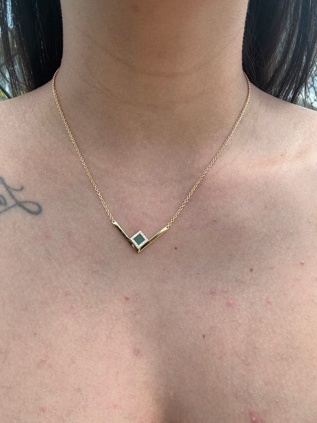Customer photo review of V Shiny Necklace