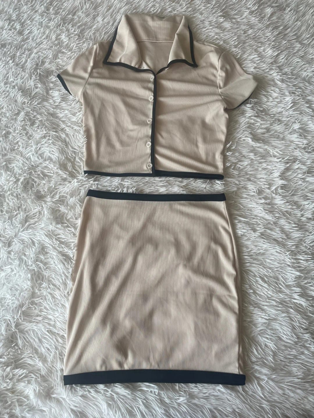 Customer photo review of Ensemble Femme Tricoté Chic à Col Polo et Mini-Jupe - Ensemble Léoni
