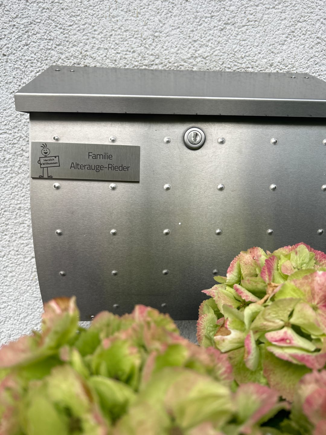 Customer photo review of V2A Edelstahlschild in verschiedenen Größen, mit Motiv Herzlich Willkommen, individuell personalisierbar.