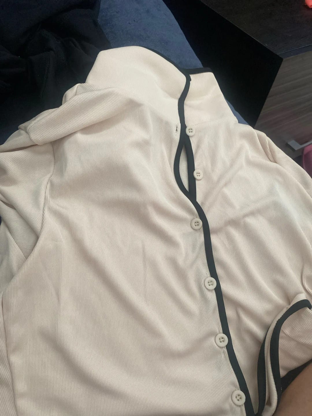 Customer photo review of Ensemble Femme Tricoté Chic à Col Polo et Mini-Jupe - Ensemble Léoni