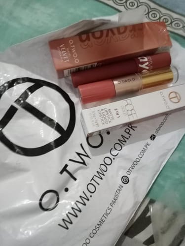 Customer photo review of O.TWO.O LIGHT CLOUDY MATTE LIPSTICK
