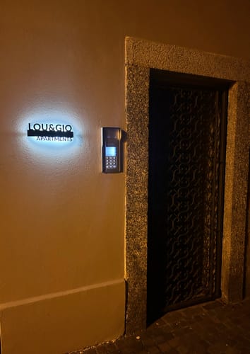 Customer photo review of Numero civico luminoso modello Line Ray 02