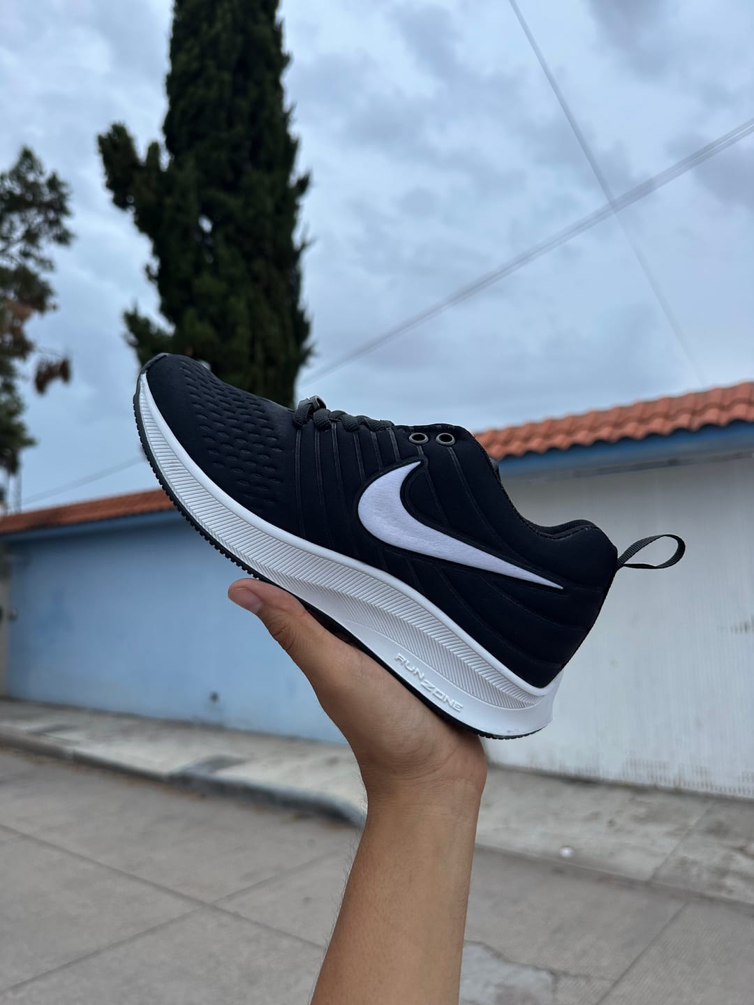 Customer photo review of Tenis 012 Negro Blanco