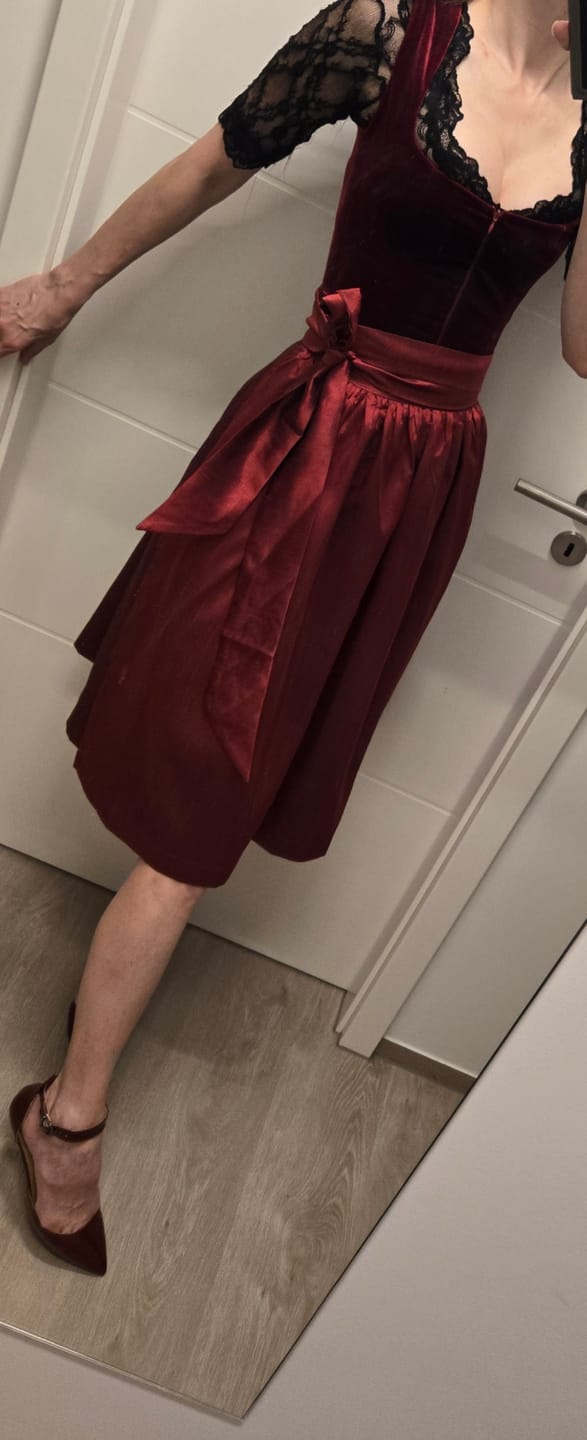 Customer photo review of Rot Gerader Ausschnitt Strukturierter Dirndl