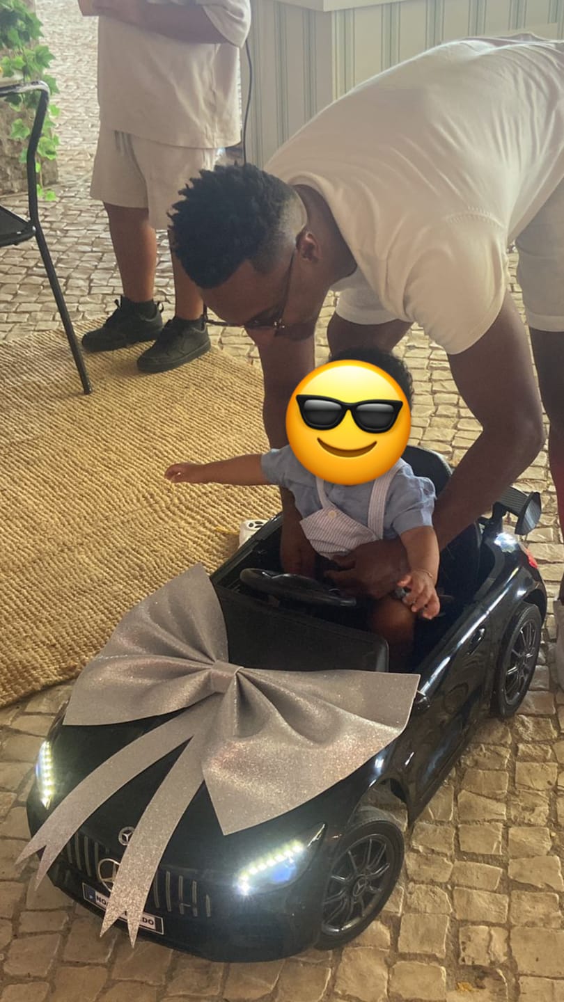 Customer photo review of Carro Elétrico para Criança MERCEDES GTR MINI 12v Preto c/ RODAS DE BORRACHA & ASSENTO EM PELE