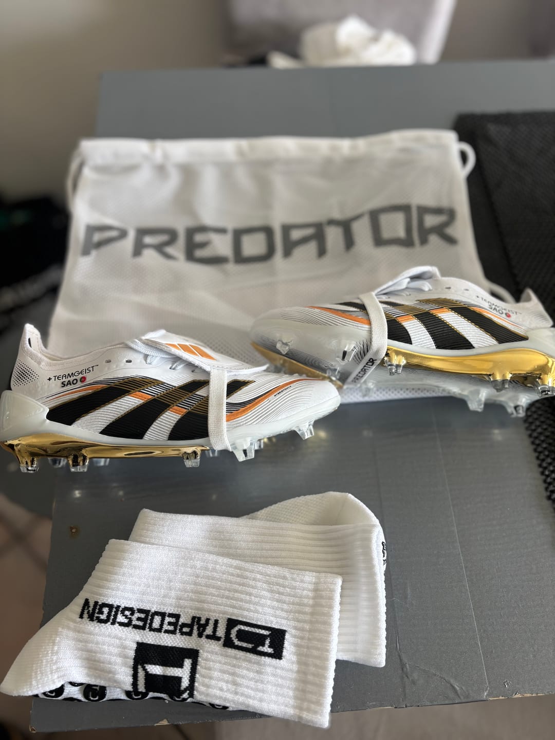 Customer photo review of Predator 25 Elite Fold-over Tongue FG +Teamgeist Blanc OR
