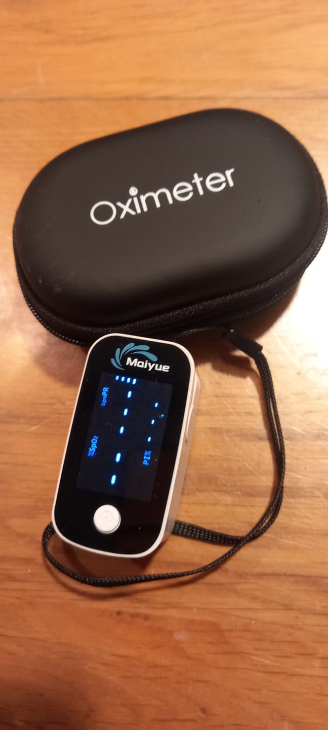 Customer photo review of Saturatiemeter / bloedzuurstofmonitor / saturatiemeter voor vingers / met OLED-display / professioneel en zeer nauwkeurig / ideaal voor gezinnen, ouderen en ziekenhuizen