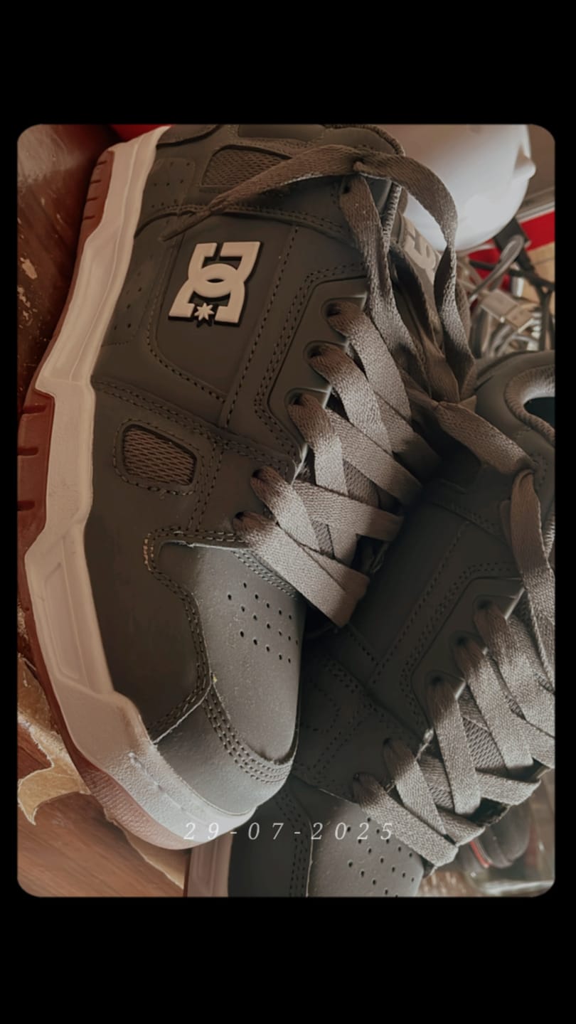 Customer photo review of Zapatilla DC Stag Hombre Gris - Suela Blanca - Gum