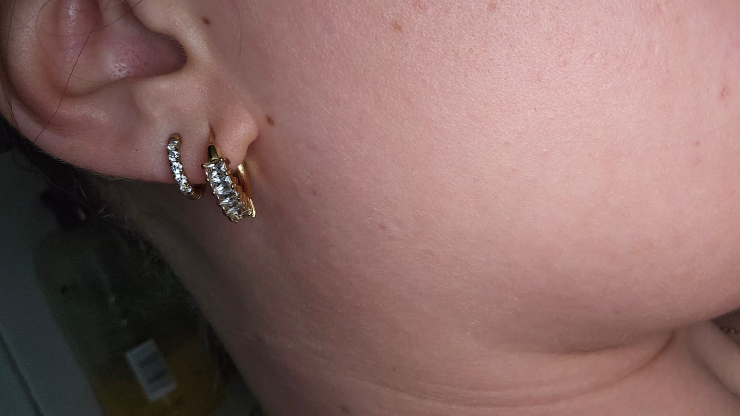 Customer photo review of Zircon Hoop Ohrringe | 18K vergoldet