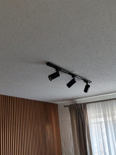 Customer photo review of PACK RIEL MONOFASICO 1 METRO + (3) FOCOS PORTA AMPOLLETA GU10 + (3) AMPOLLETAS LUZ CALIDA O FRIA