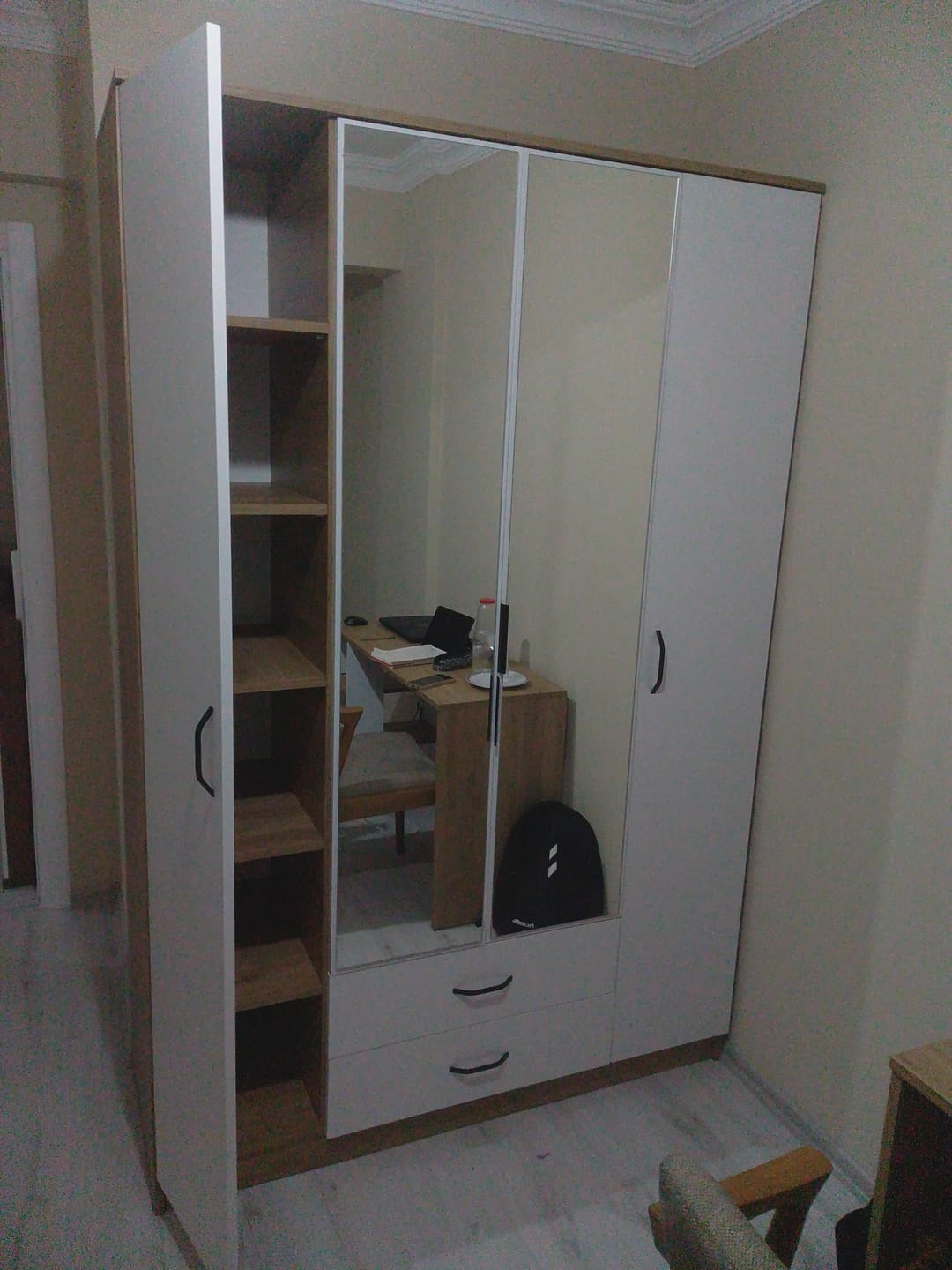 Customer photo review of Rani BA131 Geniş Gardırop Elbise Dolabı Aynalı Kapaklı 2 Çekmeceli 13 Raflı 1 Askılı Sepet Ceviz - Beyaz