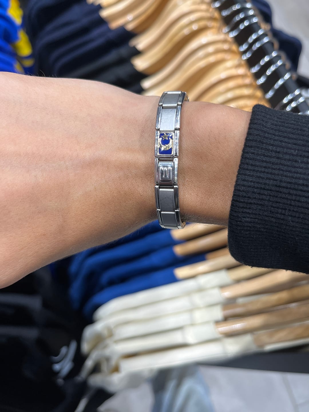 Customer photo review of Charm Luna Con Fondo Azul