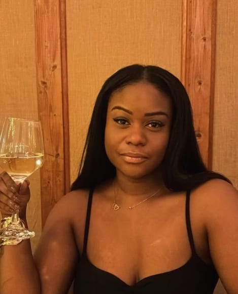 Customer photo review of MORE FACE 13x6 Lace Frontal Wig Preplucked Straight Human Hair Wigs With Baby Hair