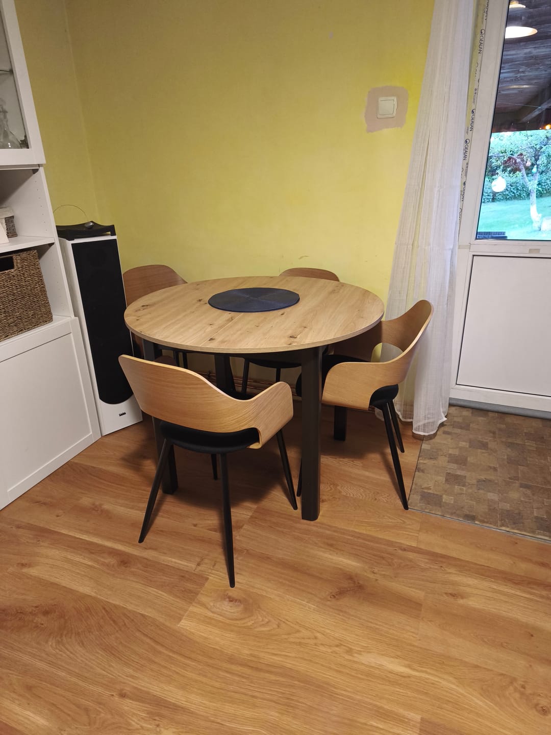 Customer photo review of Masa extensibila RINGO, stejar/negru, PAL laminat, 102/142x102x76 cm