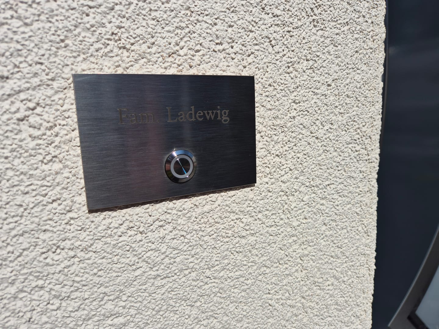 Customer photo review of London 12 x 8 cm Edelstahl (V2A) Türklingel - mit Gravur oder farbigem UV Druck- Anthrazit oder Weiß pulverbeschichtet oder Edelstahl gebürstet - LED - Aufputz / Unterputz