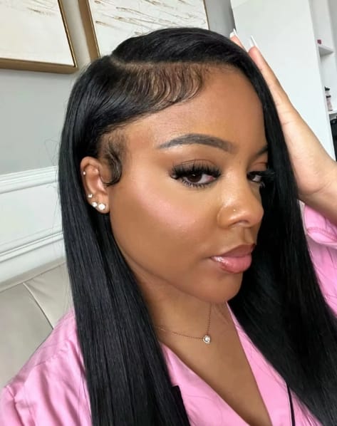 Customer photo review of MORE FACE 13x6 Lace Frontal Wig Preplucked Straight Human Hair Wigs With Baby Hair