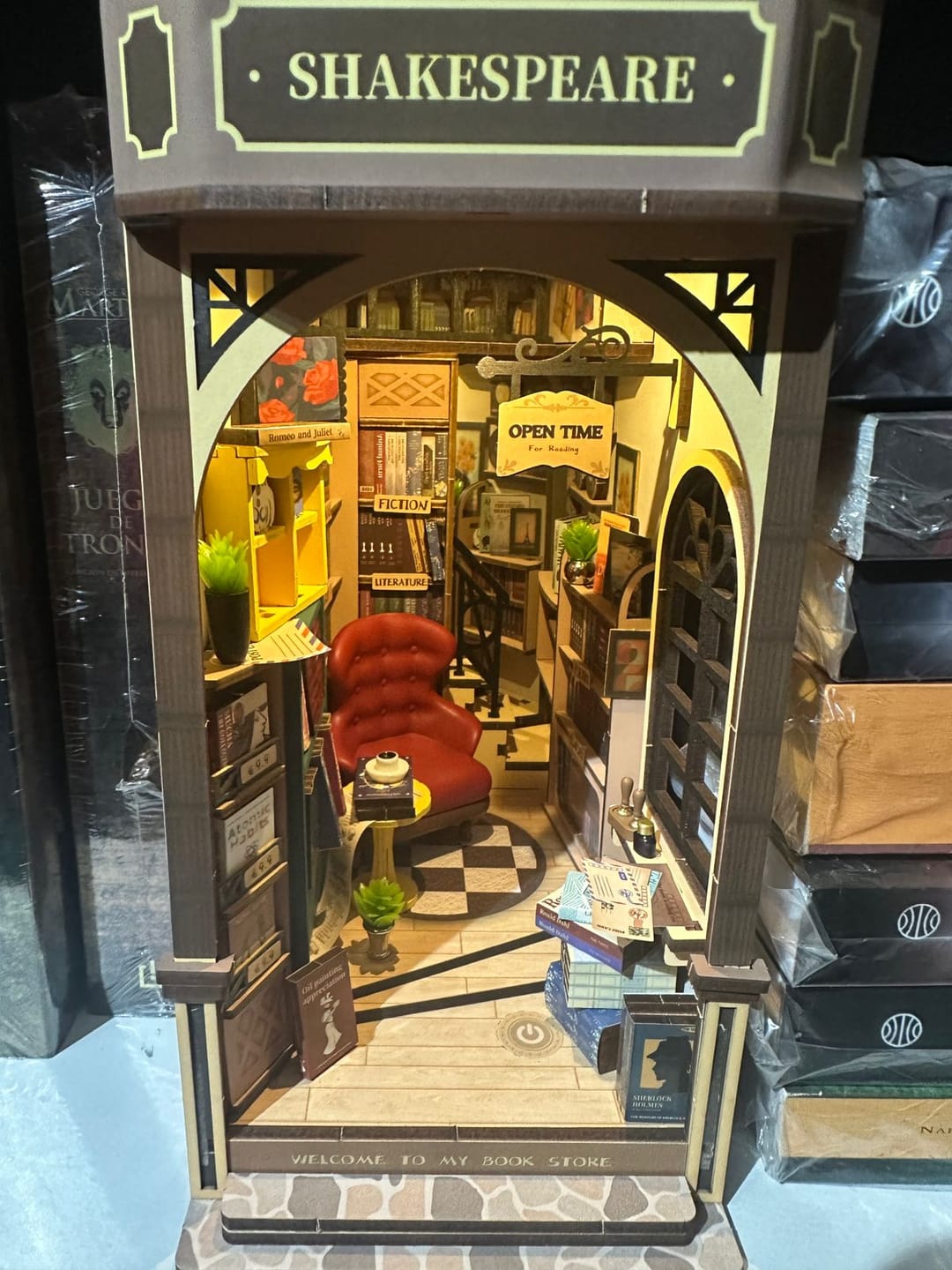 Customer photo review of Rolife Booknook & Wonderland - Separador de Libros Shakespeare Bookstore