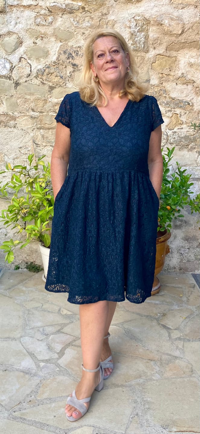 Customer photo review of Robe Anastasia midi broderie bleu marine