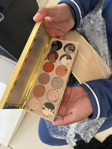 Customer photo review of The Signature Eyeshadow Palette