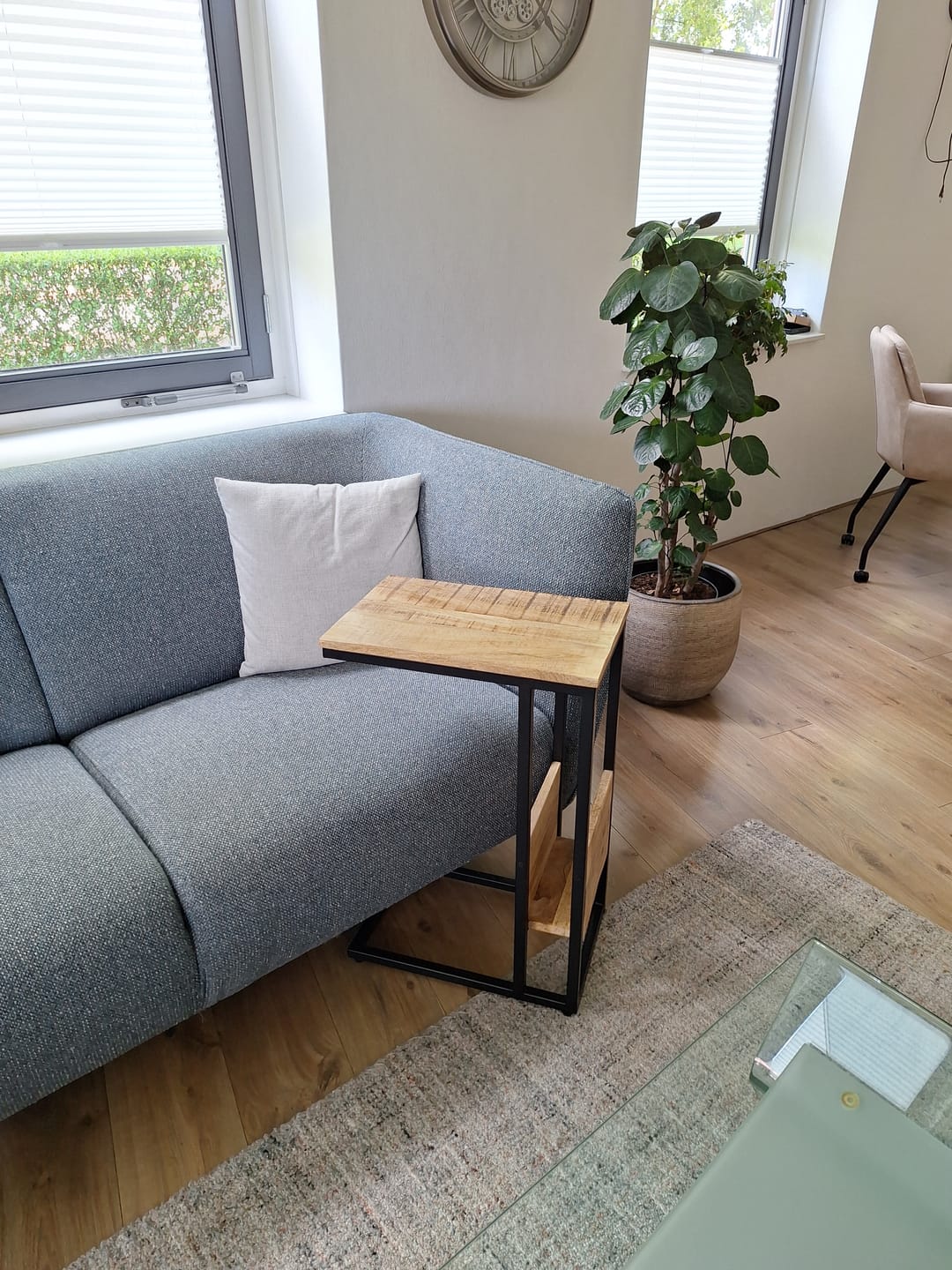 Customer photo review of Bijzettafel voor over de bank | Mangohout en Staal | 45x29x69cm