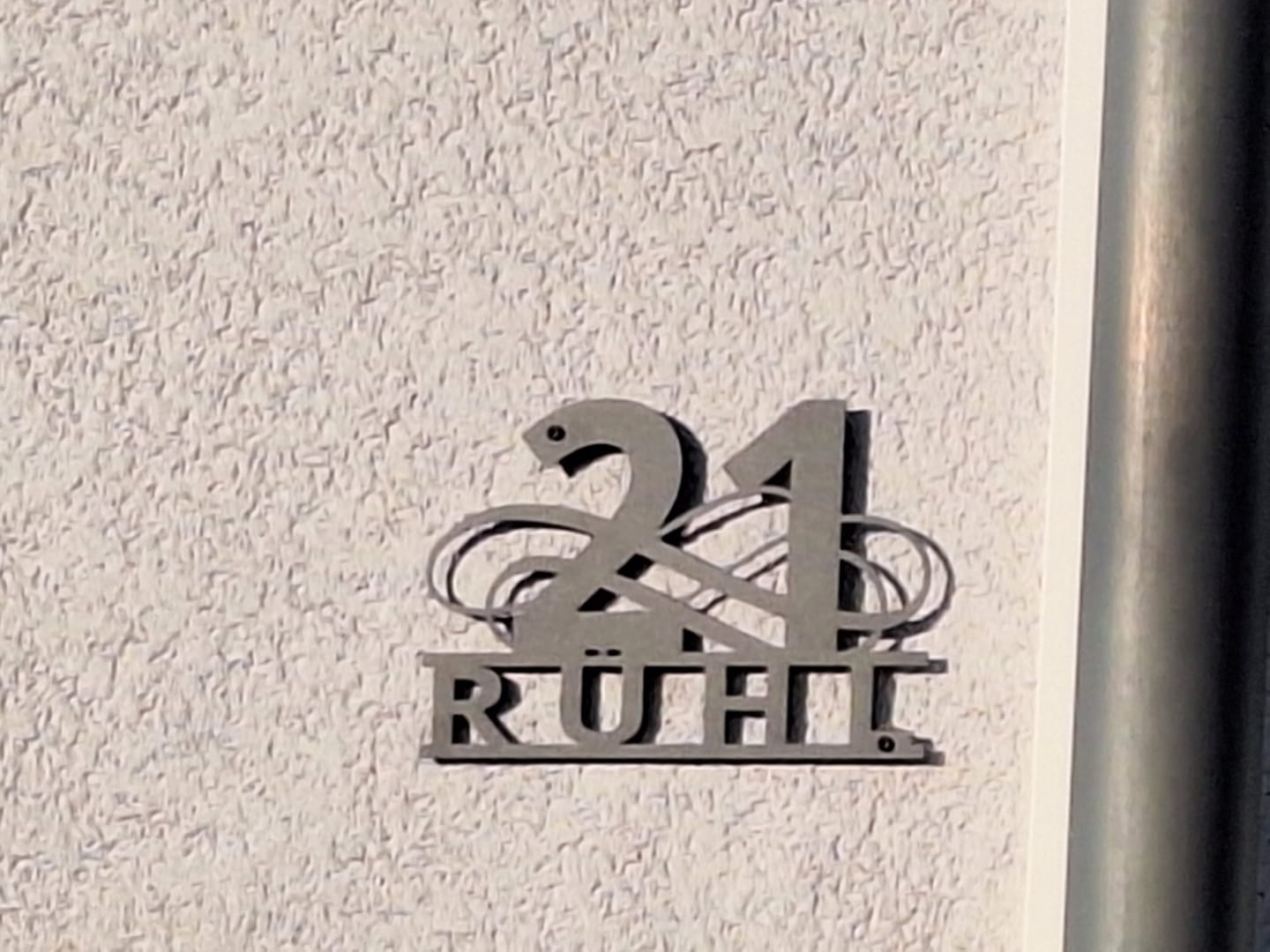 Customer photo review of Hausnummern-Türschild Ornamental Style einzeilig (personalisierbar)
