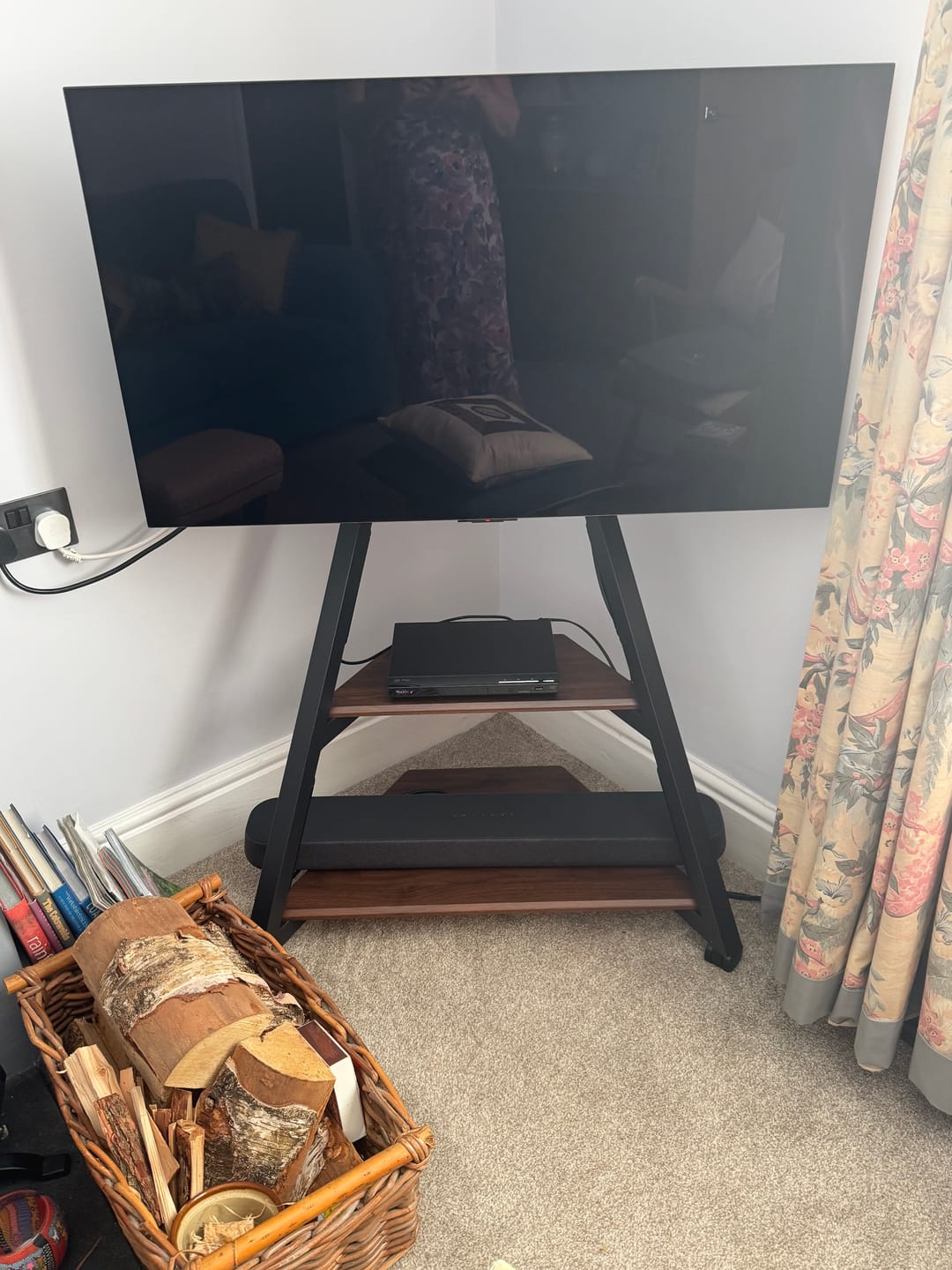Customer photo review of Eiffel FT65 Floor TV Stand With Wheels