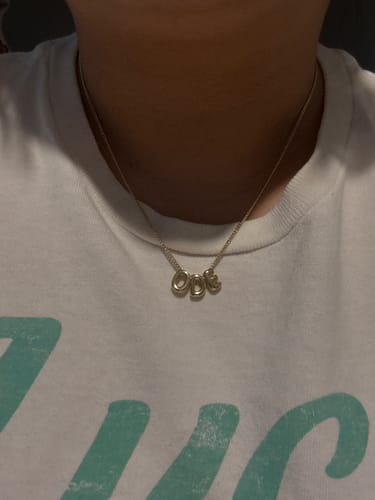 Customer photo review of Personaliza Tu Collar Con Inicial Mini Bubble Dorado