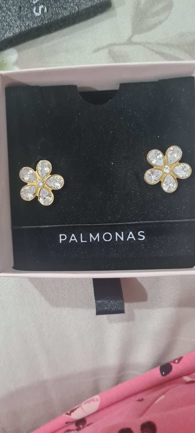 Customer photo review of Blooming Diamonds Stud Earring