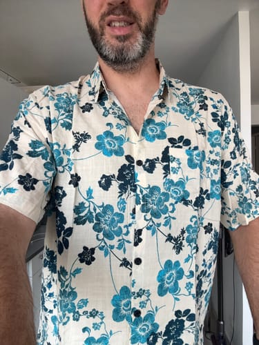 Customer photo review of Chemise hawaïenne à manches courtes et poche pour homme, imprimé floral