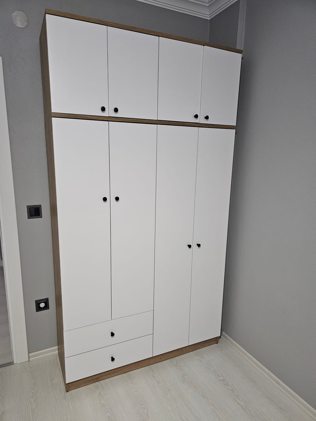 Customer photo review of Rani BA121 Geniş Gardırop Elbise Dolabı 8 Kapaklı 2 Çekmeceli 1 Raflı 2 Askılı Sepet Ceviz - Beyaz