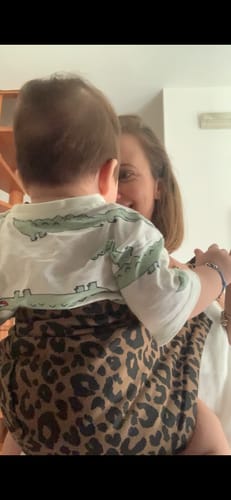 Avis photo d'un client sur Porte-bébé MomSwing - Léopard Chic