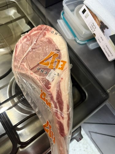 Reseña con foto de un cliente sobre Rib Eye Tomahawk Steaks