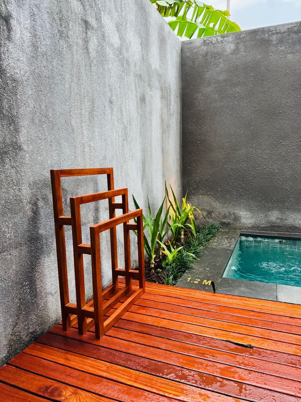 Customer photo review of Exclusive Tiered Teak Towel Rack