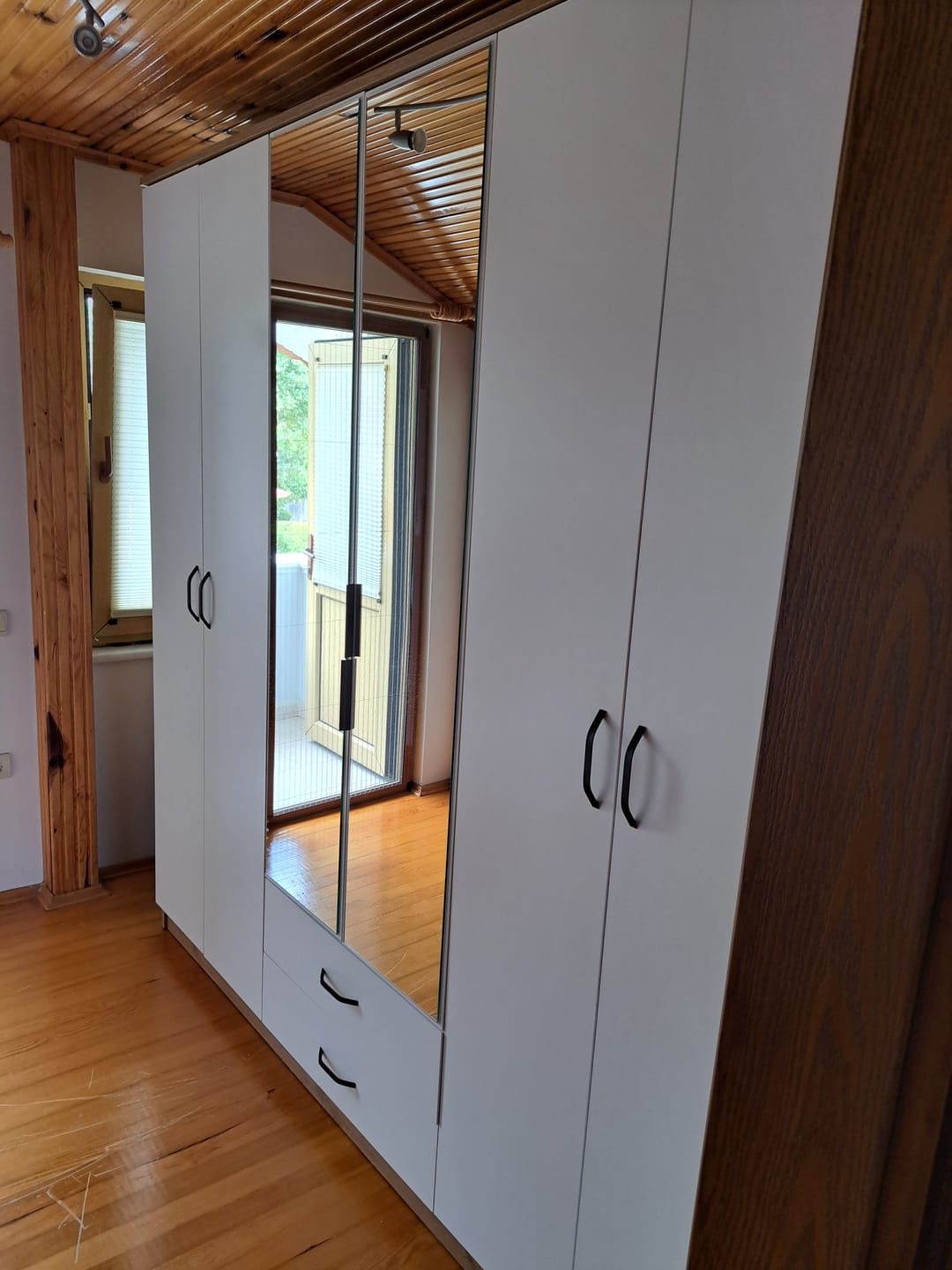 Customer photo review of Rani BA130 Geniş Gardırop Elbise Dolabı Aynalı Kapaklı 2 Çekmeceli 5 Raflı 3 Askılı Sepet Ceviz - Beyaz