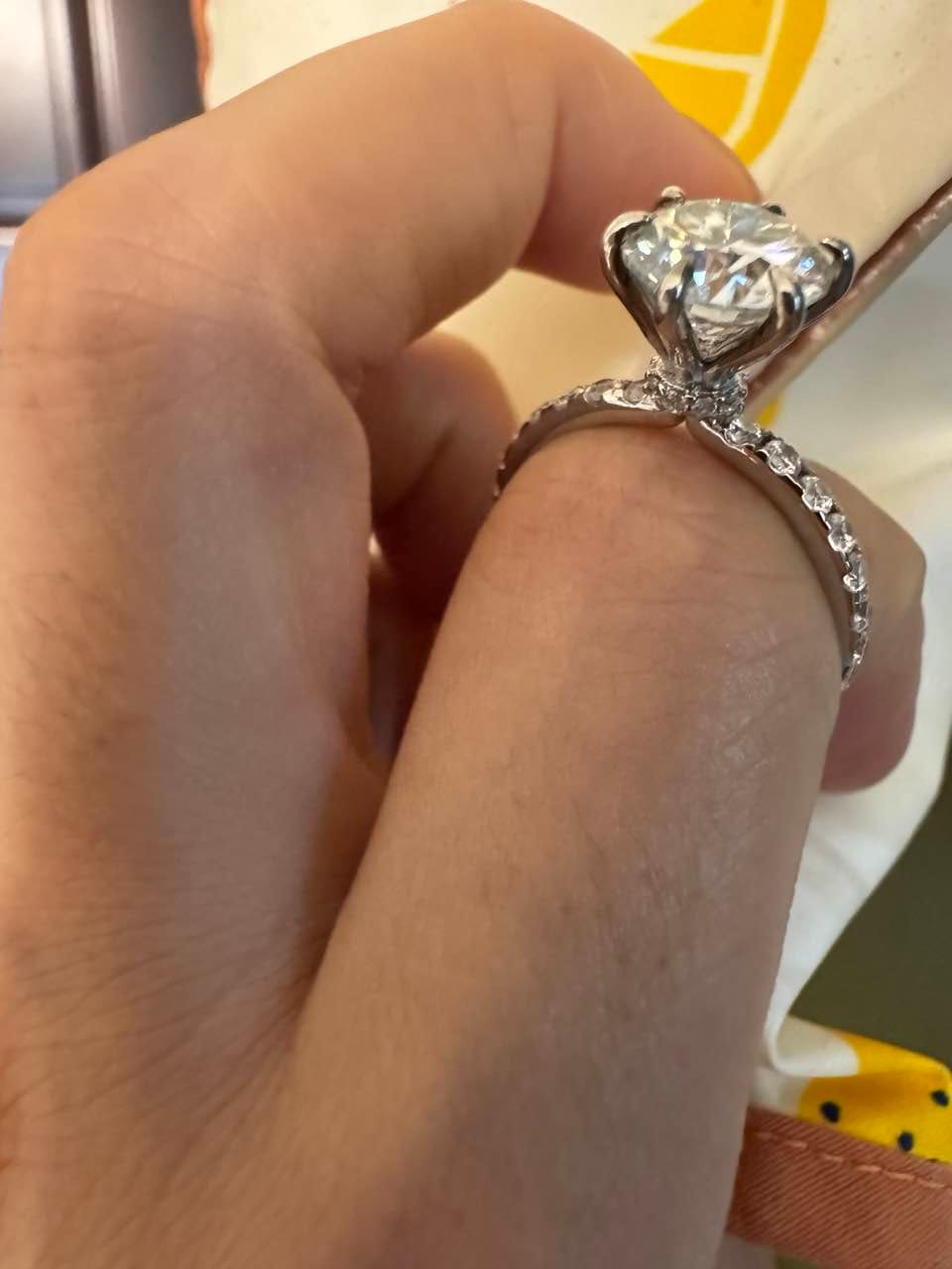 Customer photo review of S925 Moissanite 2.0 Carat Round Cut Engagement Ring Bridal Ring For Women