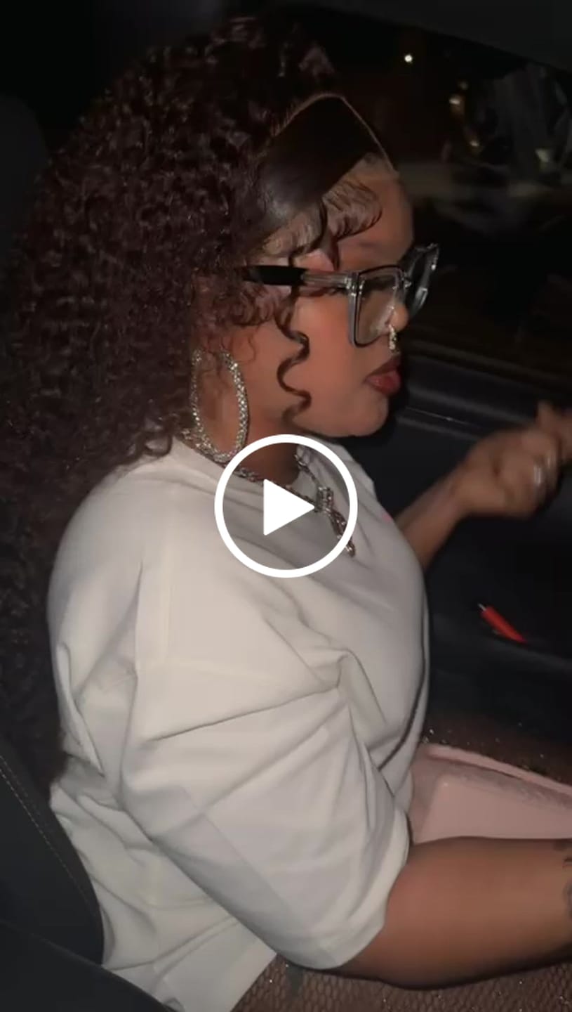 Customer video review of LUXIIVA® PINK LIPS INITIAL PENDANT(Ready to Ship)