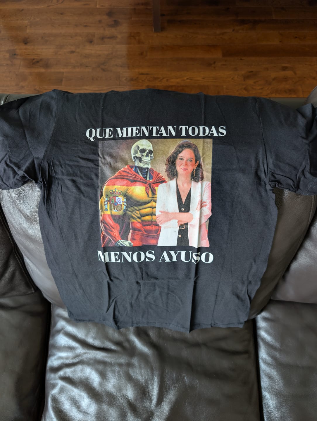 Customer photo review of Todas menos Ayuso (unidades limitadas)