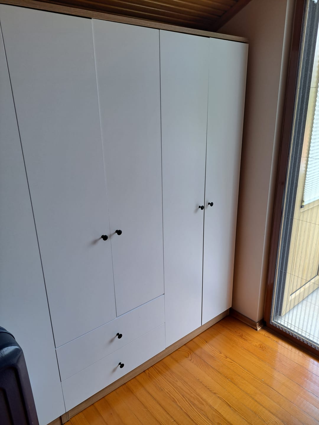Customer photo review of Rani BA108 Geniş Gardırop Elbise Dolabı 4 Kapaklı 2 Çekmeceli 1 Raflı 2 Askılı Sepet Ceviz - Beyaz