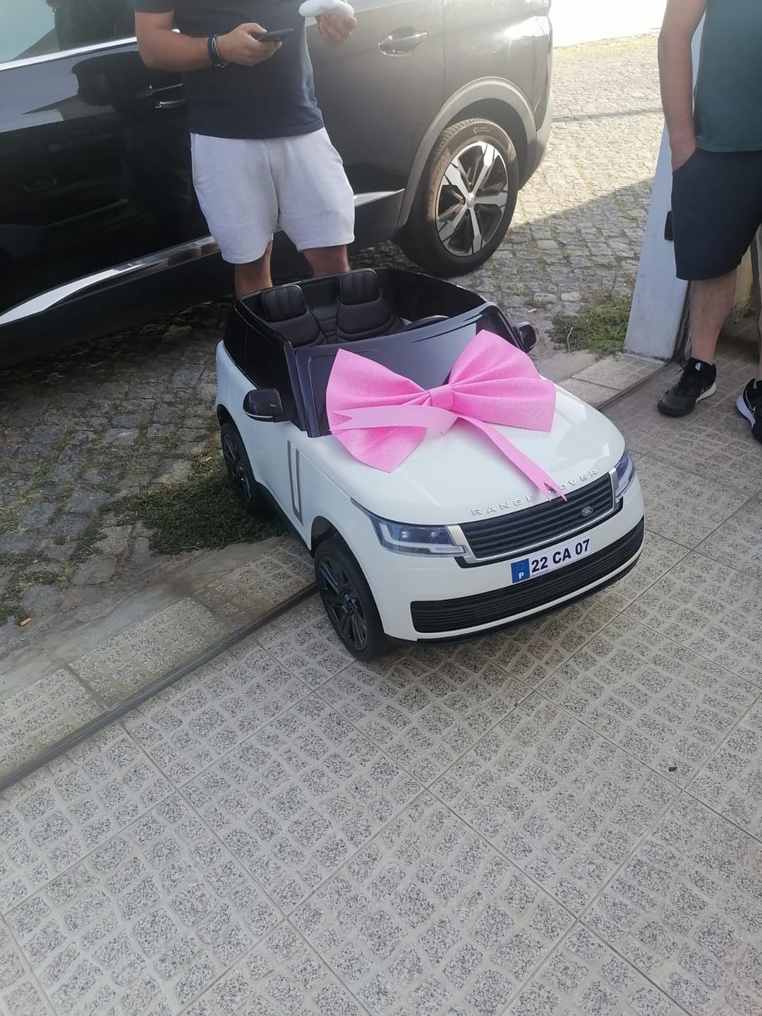 Customer photo review of Carro elétrico para criança RANGE ROVER SV  Branco 2 Lugares 24v c/ RODAS DE BORRACHA & ASSENTO EM PELE