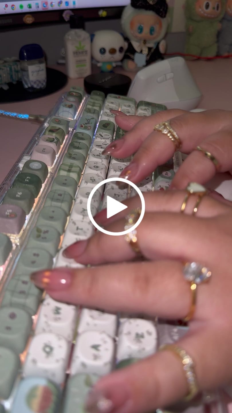 Customer video review of KiiBOOM Sprout Picnic Keycap Set