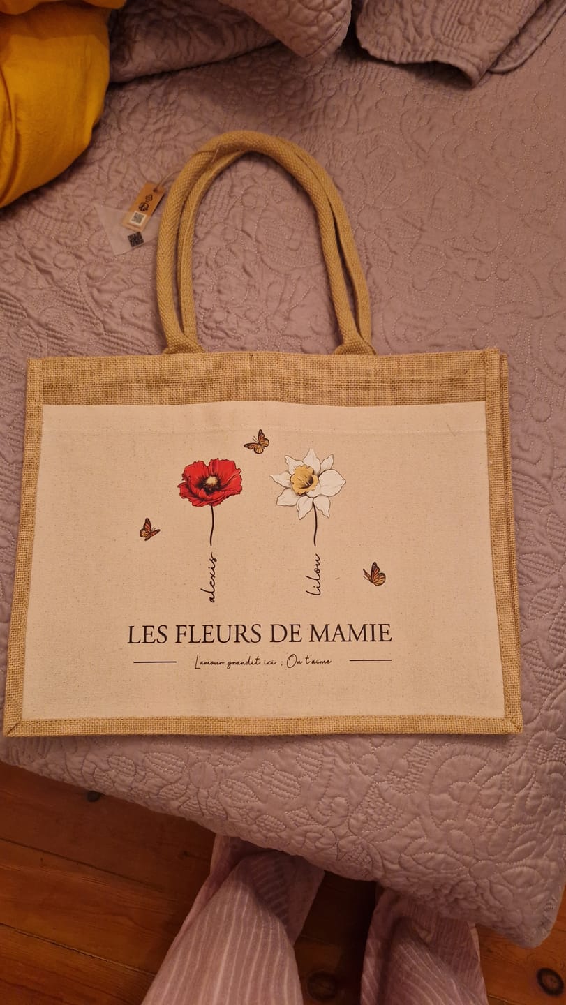 Customer photo review of L'amour grandit ici - Sac personnalisé avec fleurs et prénoms pour maman