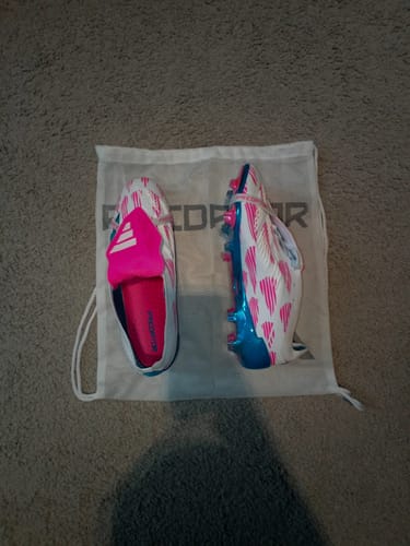 Customer photo review of Predator 24 Elite Fold-over Tongue FG Reemergence - Blanc/Bleu/Rose