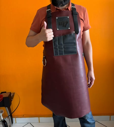Reseña con foto de un cliente sobre Mandil Butcher 100% piel