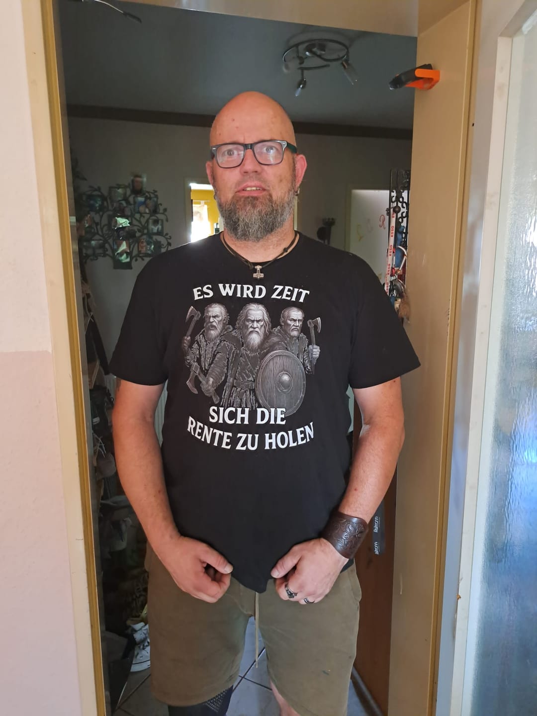 Customer photo review of Es wird Zeit sich die Rente zu holen  - Herren Shirt