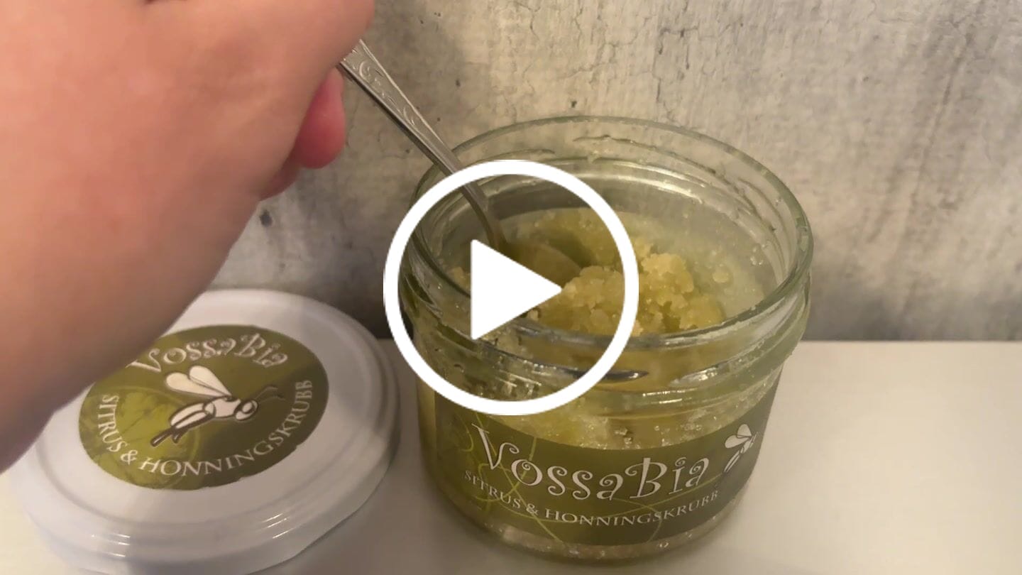Vídeo reseña de una clienta sobre el exfoliante corporal de cítricos.